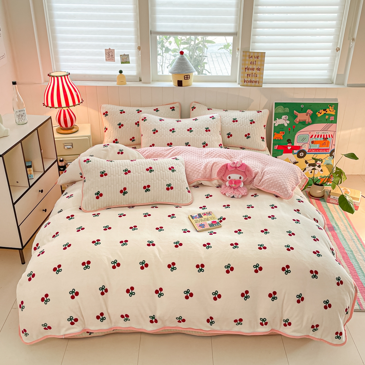 91家纺网 家纺一手货源 找家纺 贝扬思家纺 2025新款高克重牛奶绒豆豆被套床盖四件套-悦心系列 悦心-一口樱桃