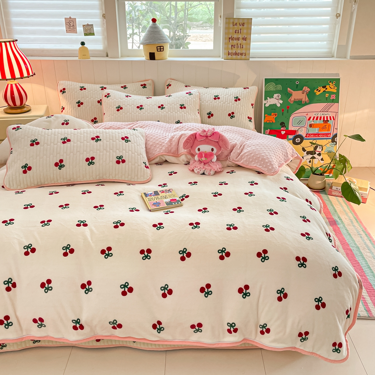 91家纺网 家纺一手货源 找家纺 贝扬思家纺 2025新款高克重牛奶绒豆豆被套床盖四件套-悦心系列 悦心-一口樱桃