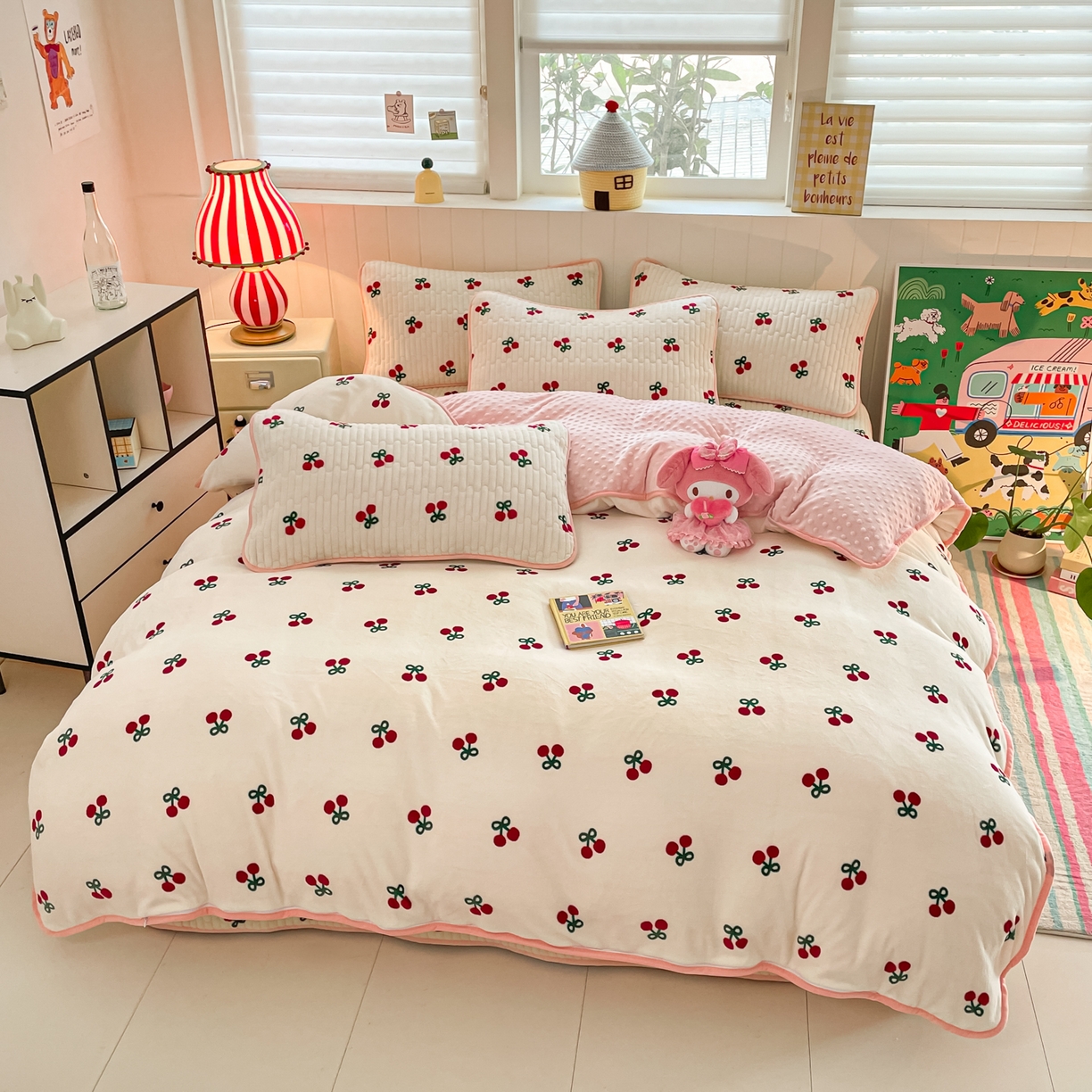 91家纺网 家纺一手货源 找家纺 贝扬思家纺 2025新款高克重牛奶绒豆豆被套床盖四件套-悦心系列 悦心-一口樱桃