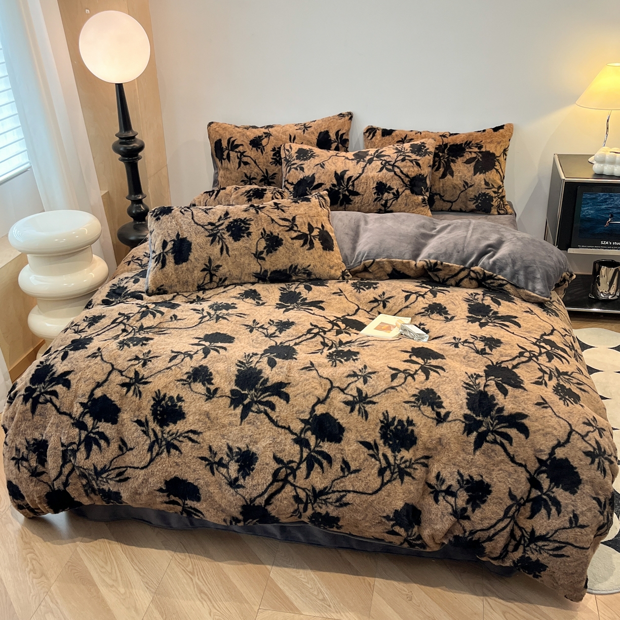 91家纺网 家纺一手货源 找家纺 金爱家 2025新款全消光牛奶绒A类赫本风纯色獭兔毛绒立体牛奶绒四件套 兔毛-芳华驼色