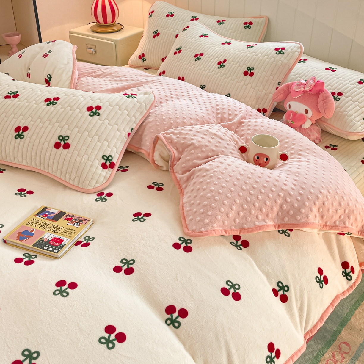 91家纺网 家纺一手货源 找家纺 贝扬思家纺 2025新款高克重牛奶绒豆豆被套床盖四件套-悦心系列 悦心-一口樱桃
