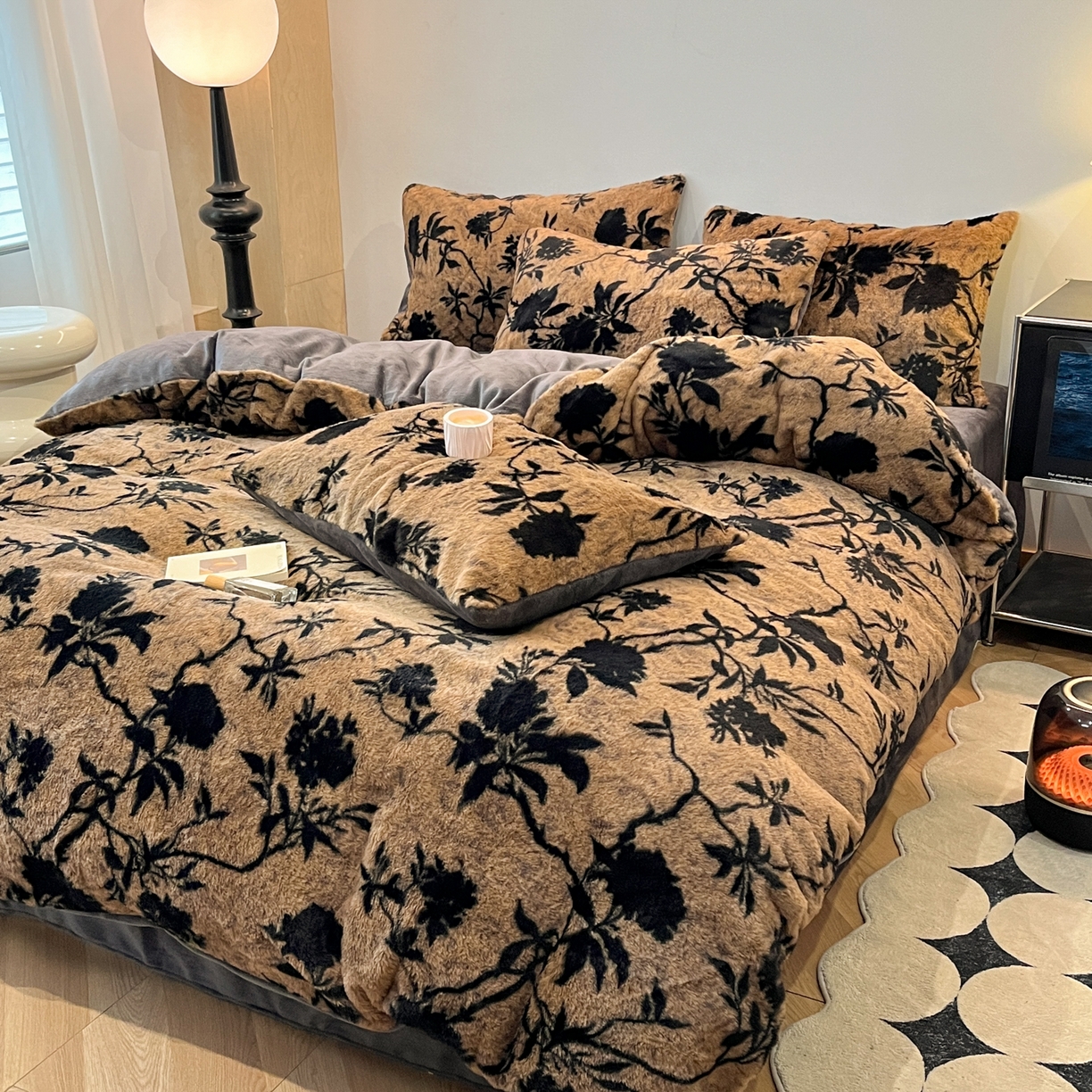 91家纺网 家纺一手货源 找家纺 金爱家 2025新款全消光牛奶绒A类赫本风纯色獭兔毛绒立体牛奶绒四件套 兔毛-芳华驼色