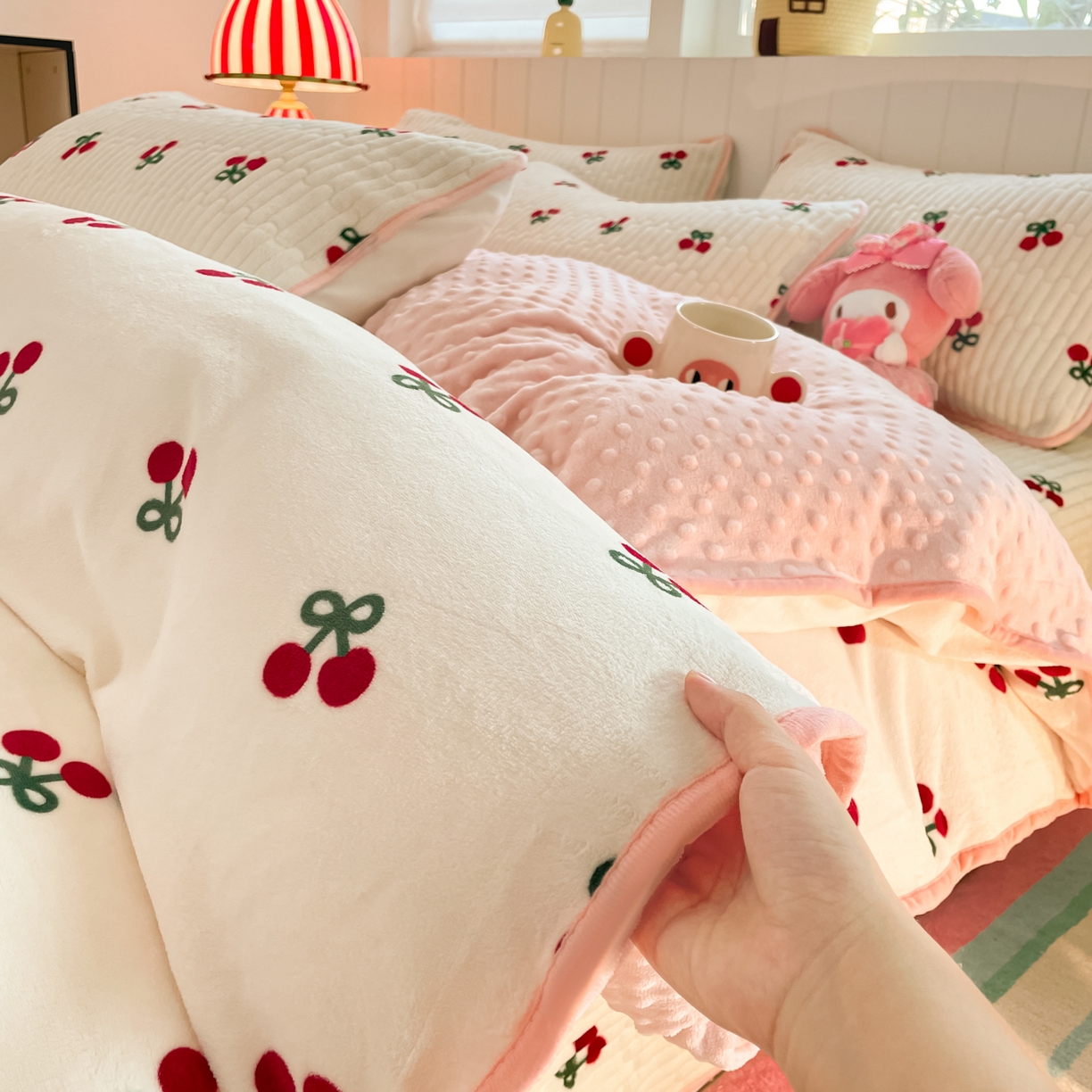 91家纺网 家纺一手货源 找家纺 贝扬思家纺 2025新款高克重牛奶绒豆豆被套床盖四件套-悦心系列 悦心-一口樱桃