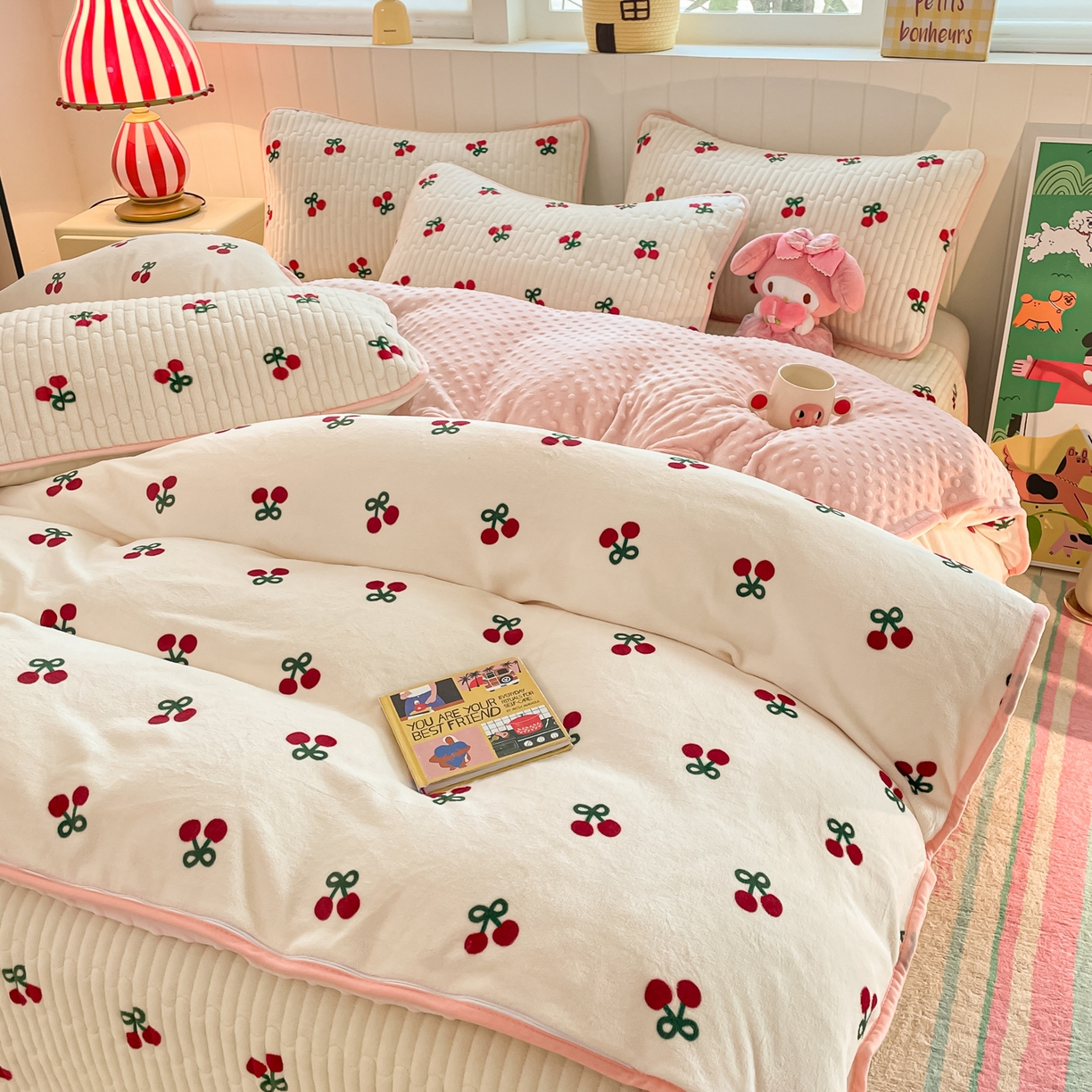 91家纺网 家纺一手货源 找家纺 贝扬思家纺 2025新款高克重牛奶绒豆豆被套床盖四件套-悦心系列 悦心-一口樱桃