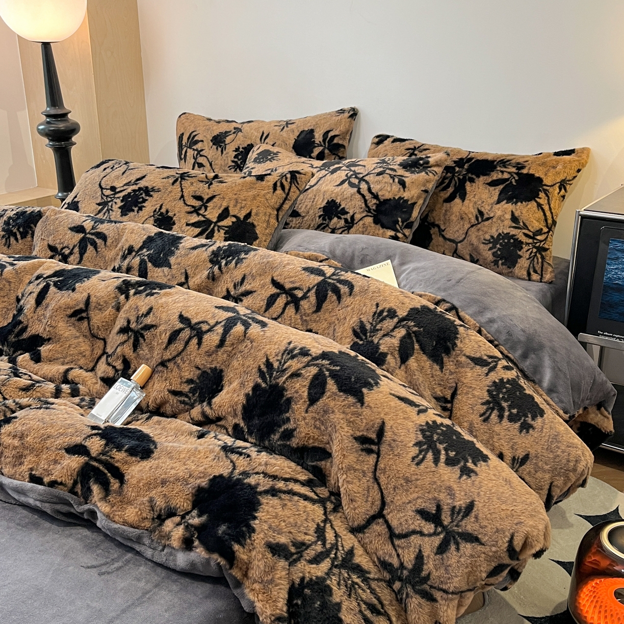 91家纺网 家纺一手货源 找家纺 金爱家 2025新款全消光牛奶绒A类赫本风纯色獭兔毛绒立体牛奶绒四件套 兔毛-芳华驼色