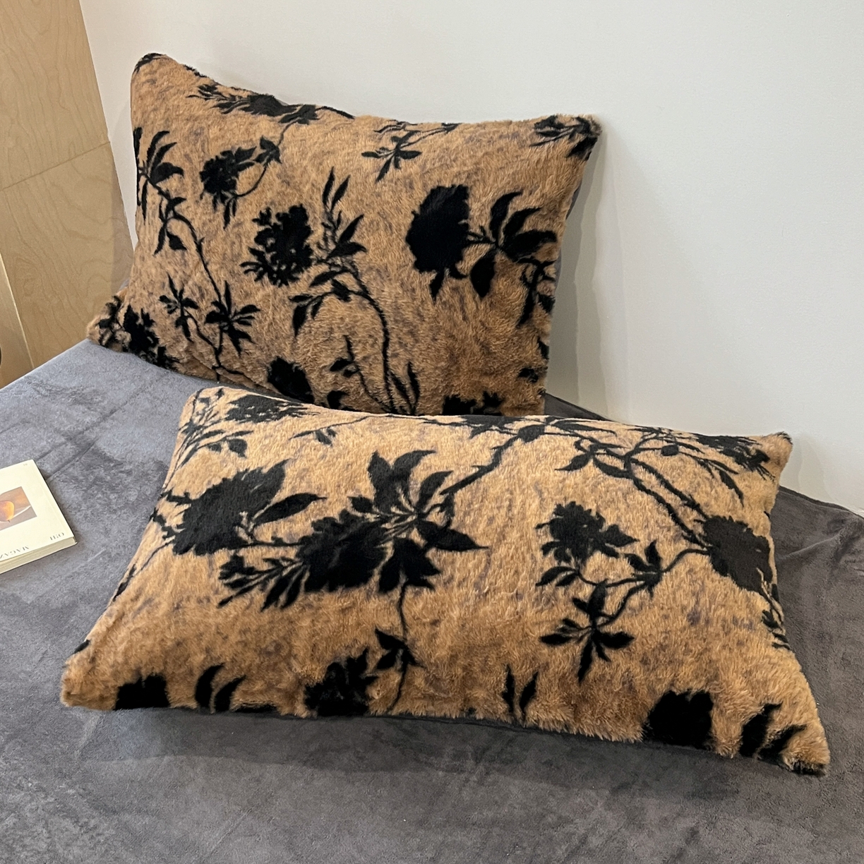 91家纺网 家纺一手货源 找家纺 金爱家 2025新款全消光牛奶绒A类赫本风纯色獭兔毛绒立体牛奶绒四件套 兔毛-芳华驼色