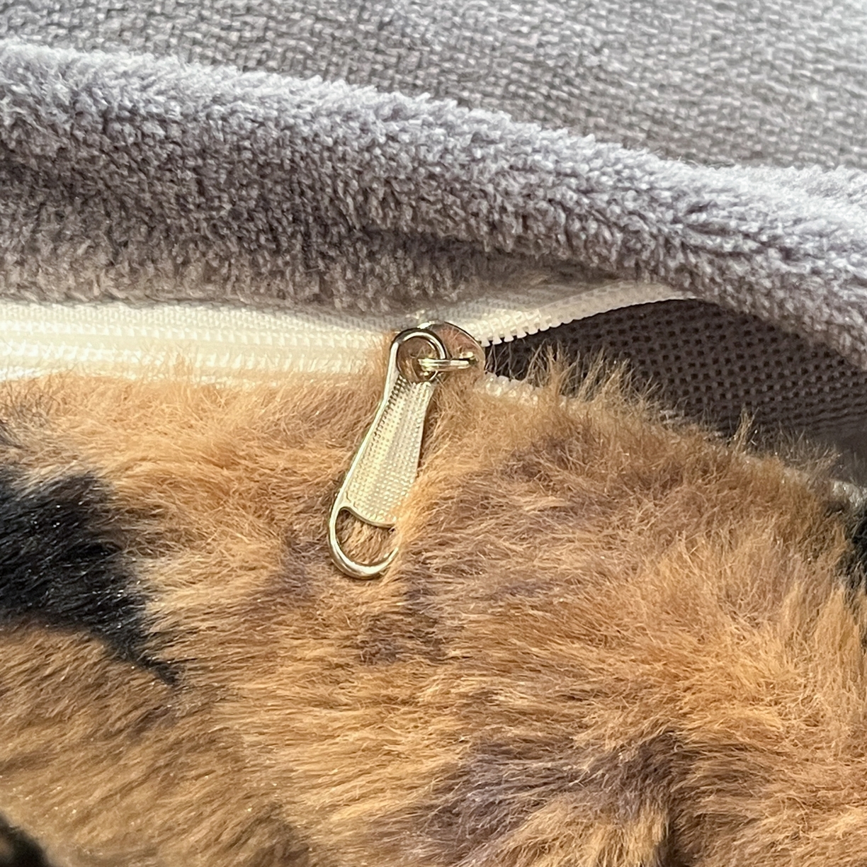 91家纺网 家纺一手货源 找家纺 金爱家 2025新款全消光牛奶绒A类赫本风纯色獭兔毛绒立体牛奶绒四件套 兔毛-芳华驼色