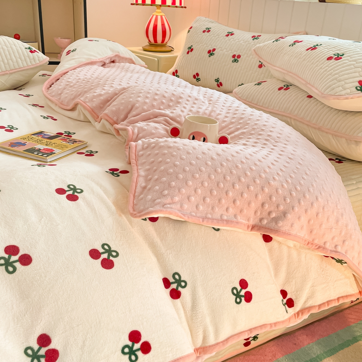 91家纺网 家纺一手货源 找家纺 贝扬思家纺 2025新款高克重牛奶绒豆豆被套床盖四件套-悦心系列 悦心-一口樱桃
