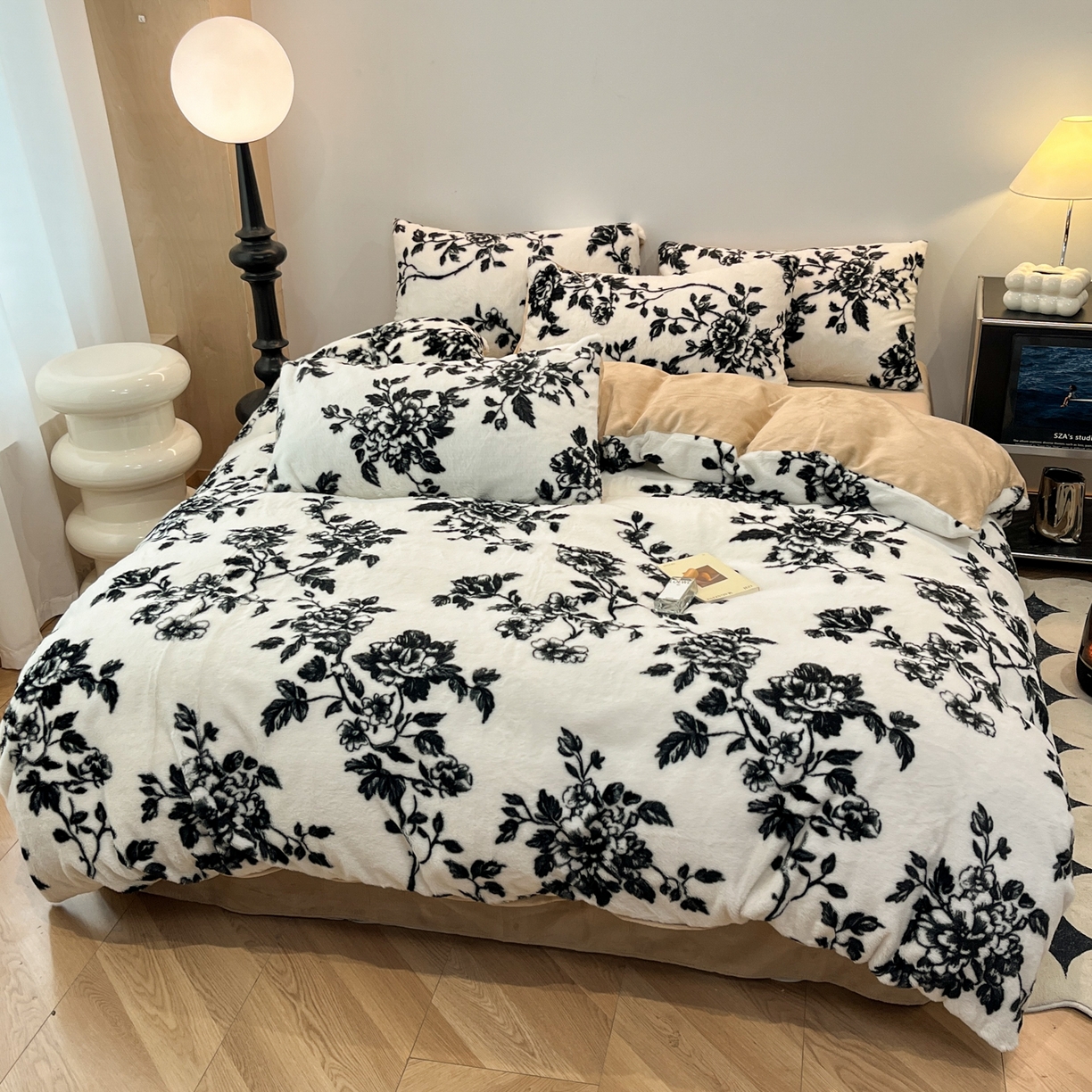 91家纺网 家纺一手货源 找家纺 金爱家 2025新款全消光牛奶绒A类赫本风纯色獭兔毛绒立体牛奶绒四件套 兔毛-复古花白色