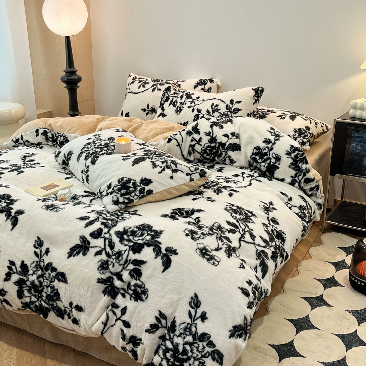 91家纺网 家纺一手货源 找家纺 金爱家 2025新款全消光牛奶绒A类赫本风纯色獭兔毛绒立体牛奶绒四件套 兔毛-复古花白色