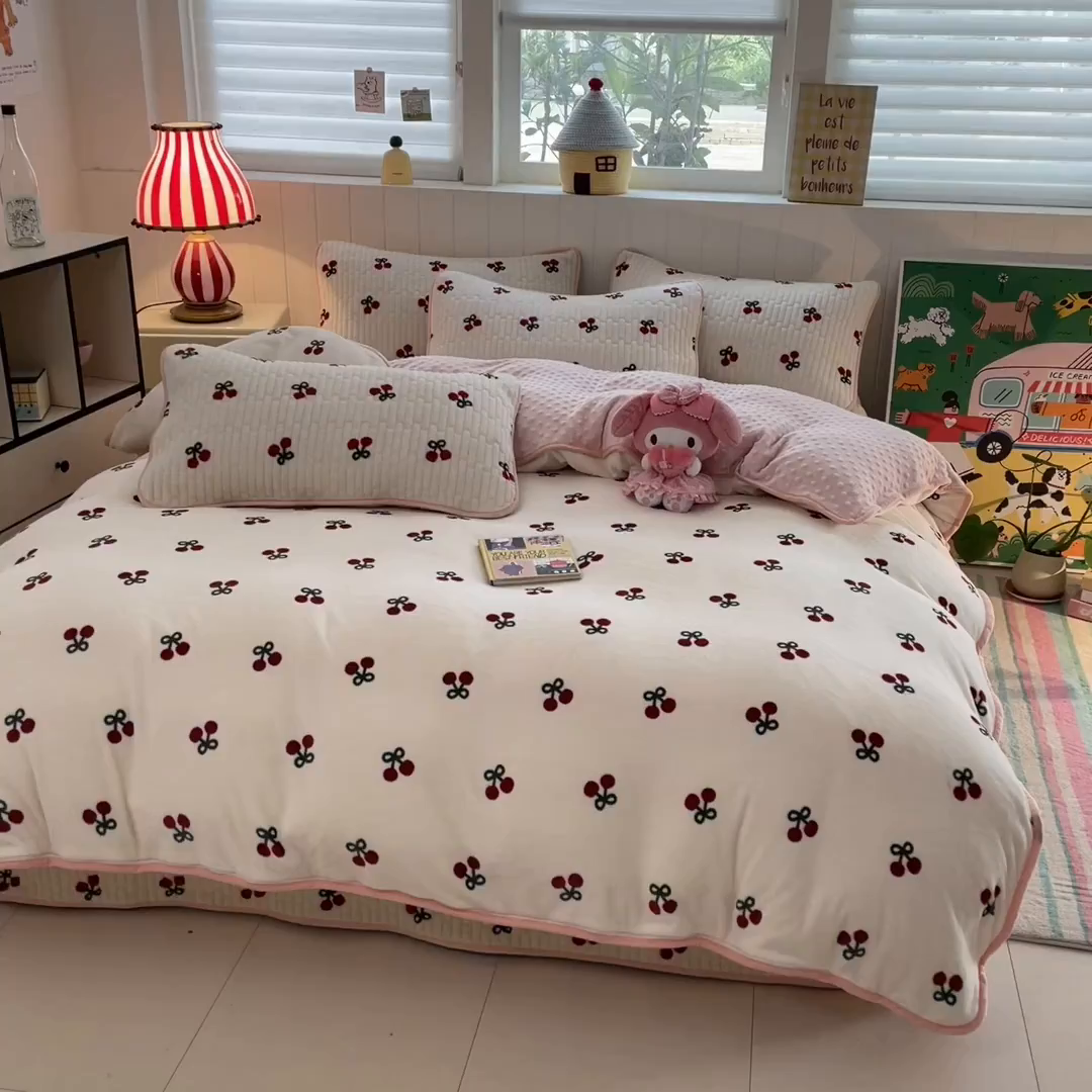 91家纺网 家纺一手货源 找家纺 贝扬思家纺 2025新款高克重牛奶绒豆豆被套床盖四件套-悦心系列 悦心-一口樱桃