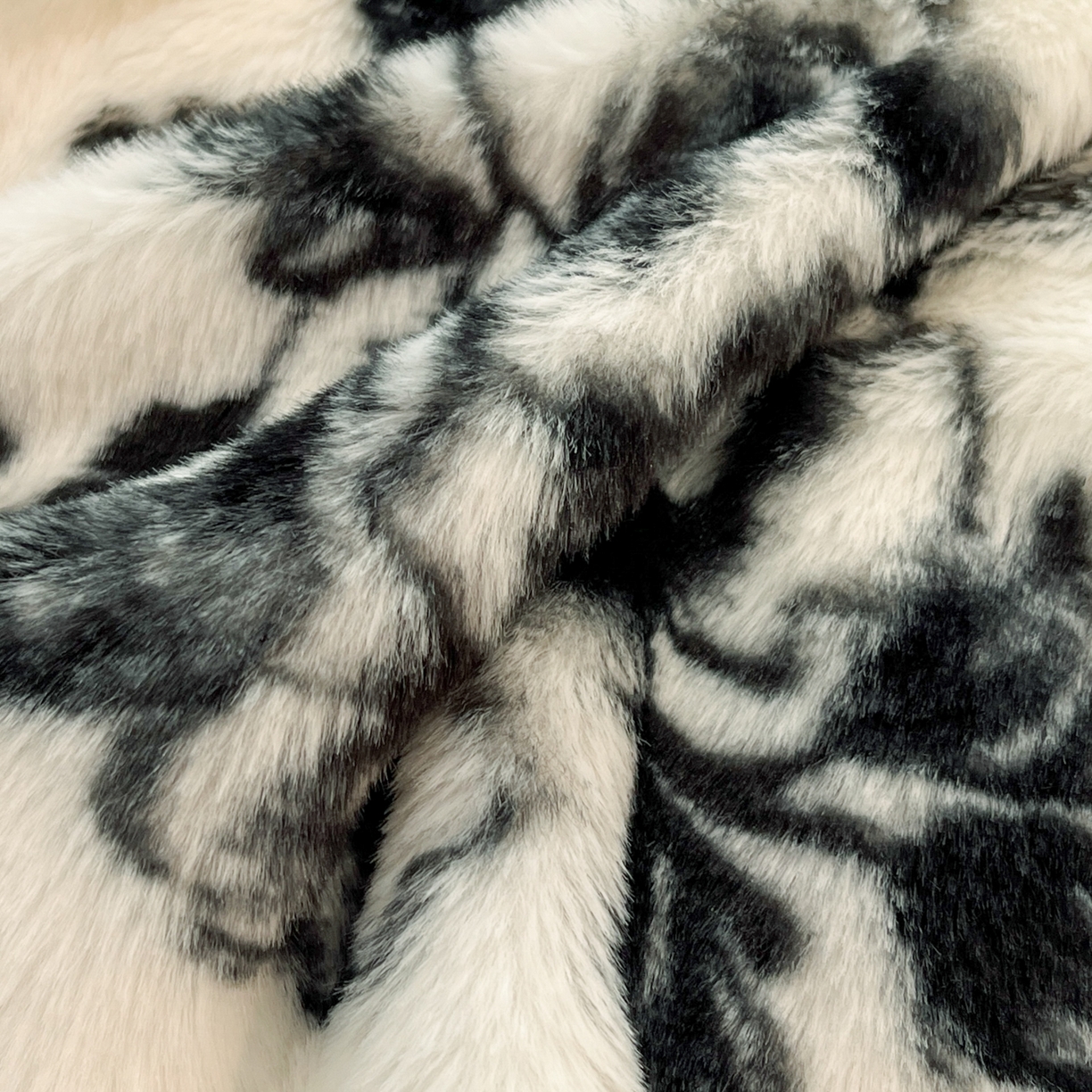 91家纺网 家纺一手货源 找家纺 金爱家 2025新款全消光牛奶绒A类赫本风纯色獭兔毛绒立体牛奶绒四件套 兔毛-复古花白色