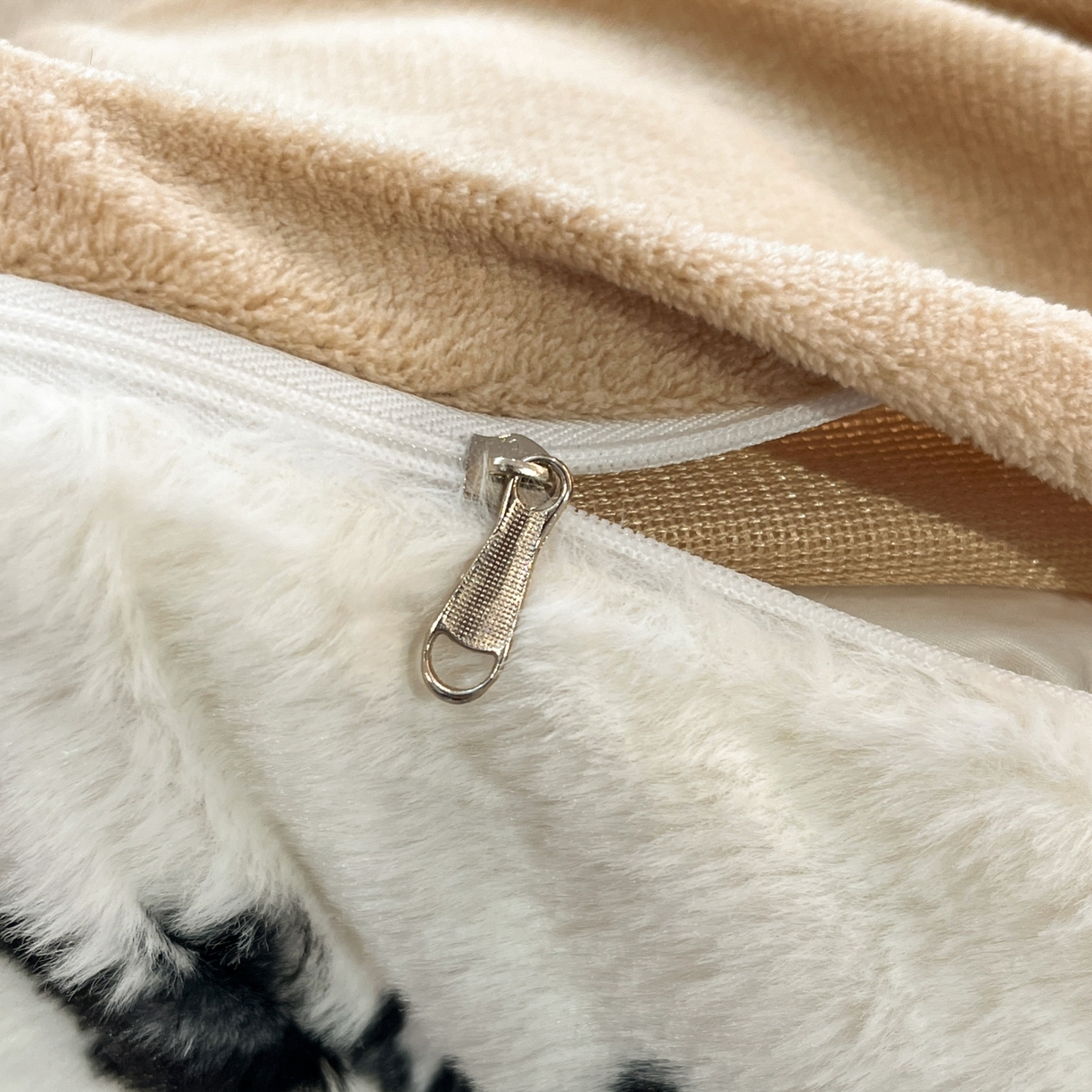 91家纺网 家纺一手货源 找家纺 金爱家 2025新款全消光牛奶绒A类赫本风纯色獭兔毛绒立体牛奶绒四件套 兔毛-复古花白色