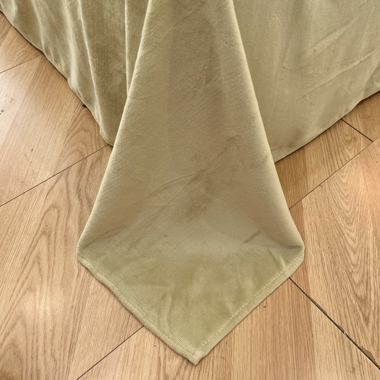 91家纺网 家纺一手货源 找家纺 金爱家 2025新款全消光牛奶绒A类赫本风纯色獭兔毛绒立体牛奶绒四件套 兔毛-花朵浅绿