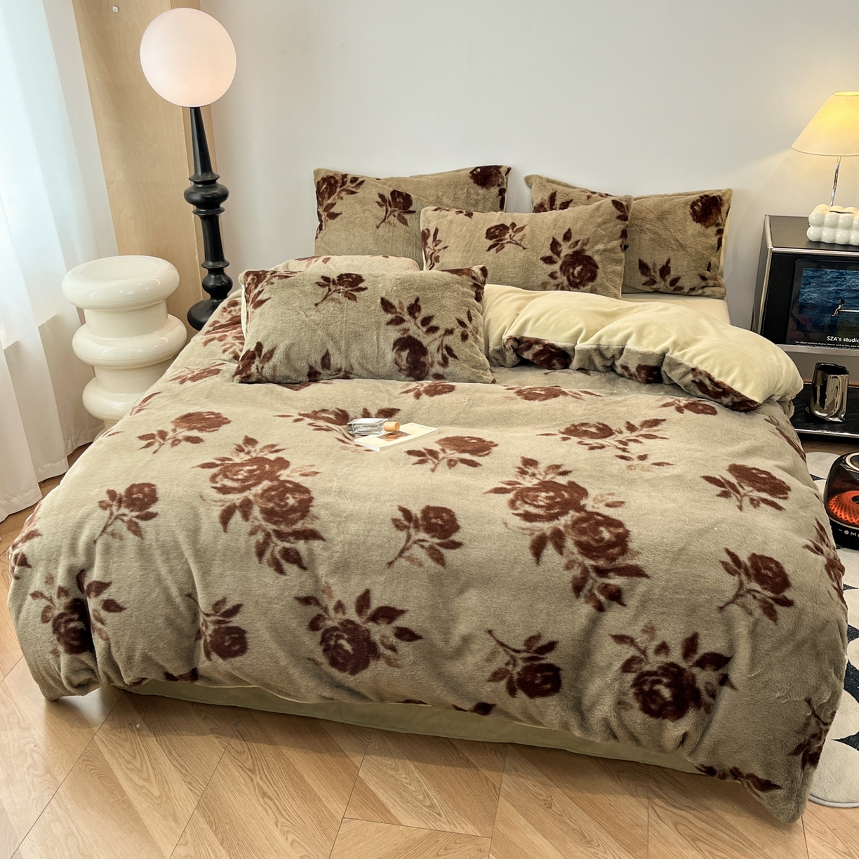 91家纺网 家纺一手货源 找家纺 金爱家 2025新款全消光牛奶绒A类赫本风纯色獭兔毛绒立体牛奶绒四件套 兔毛-花朵浅绿