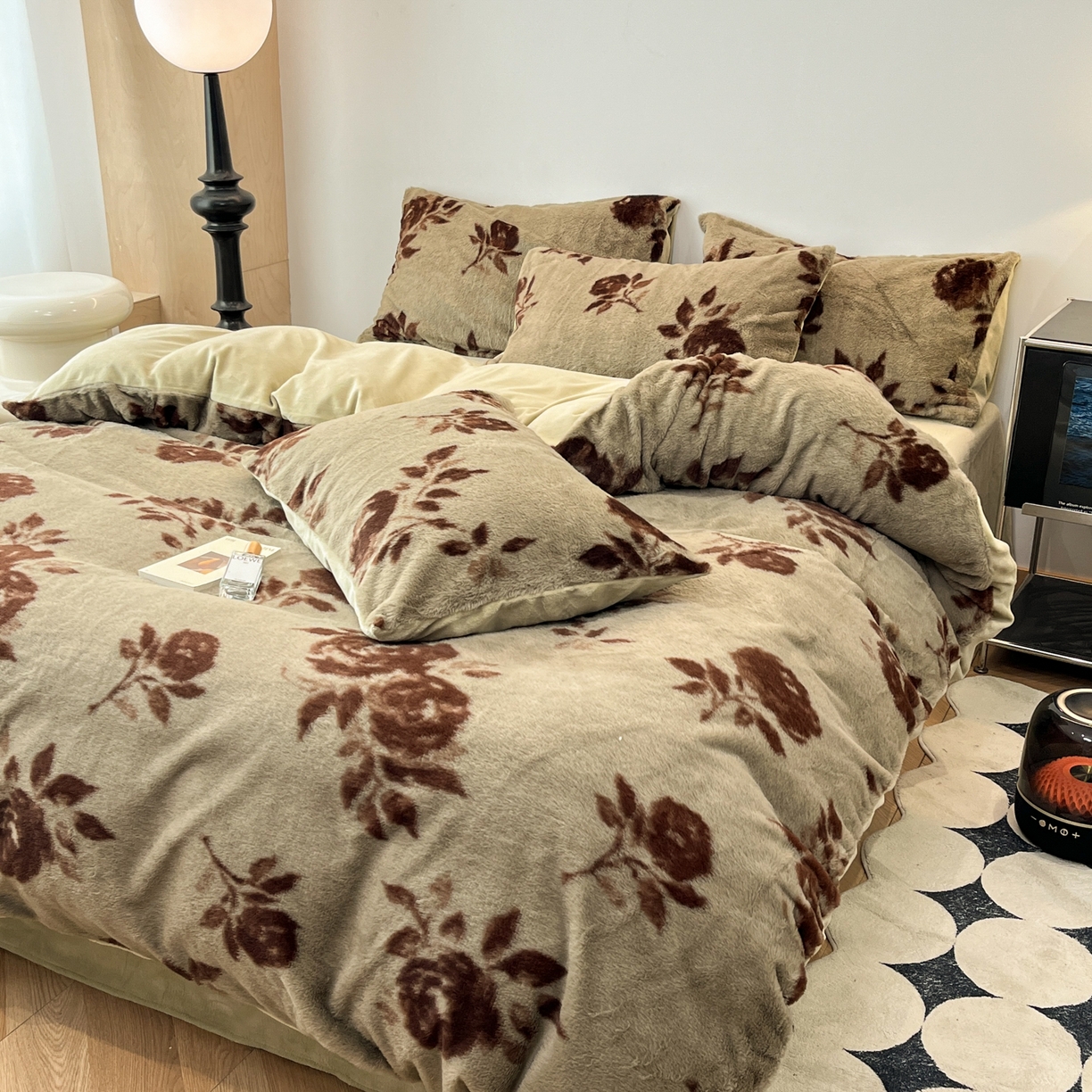 91家纺网 家纺一手货源 找家纺 金爱家 2025新款全消光牛奶绒A类赫本风纯色獭兔毛绒立体牛奶绒四件套 兔毛-花朵浅绿