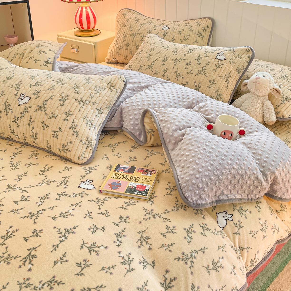 91家纺网 家纺一手货源 找家纺 贝扬思家纺 2025新款高克重牛奶绒豆豆被套床盖四件套-悦心系列 悦心-枝枝兔