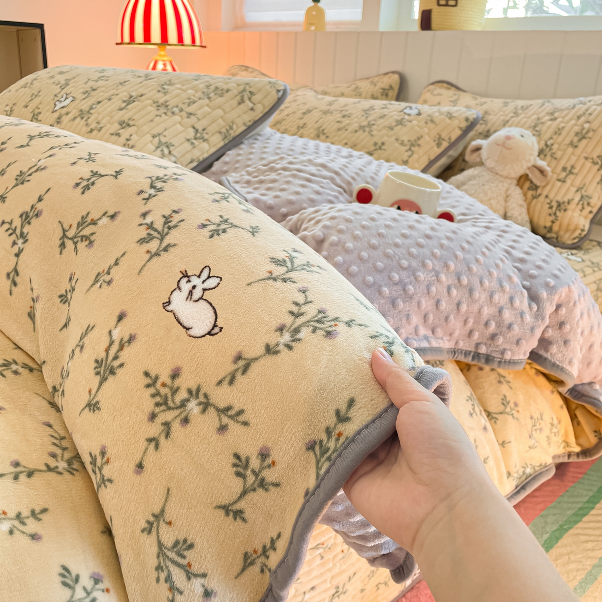 91家纺网 家纺一手货源 找家纺 贝扬思家纺 2025新款高克重牛奶绒豆豆被套床盖四件套-悦心系列 悦心-枝枝兔