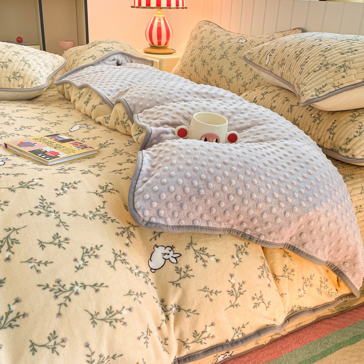 91家纺网 家纺一手货源 找家纺 贝扬思家纺 2025新款高克重牛奶绒豆豆被套床盖四件套-悦心系列 悦心-枝枝兔