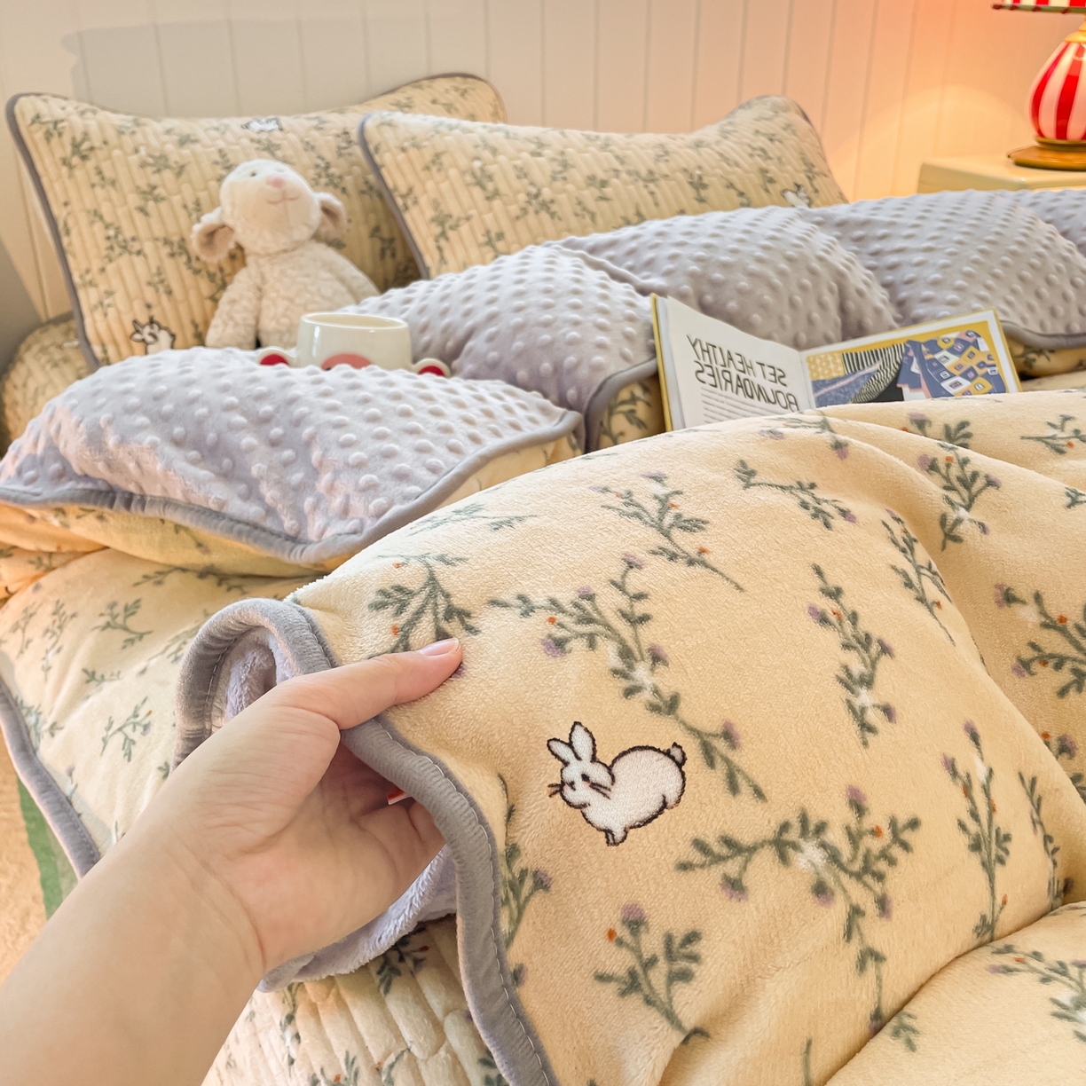 91家纺网 家纺一手货源 找家纺 贝扬思家纺 2025新款高克重牛奶绒豆豆被套床盖四件套-悦心系列 悦心-枝枝兔