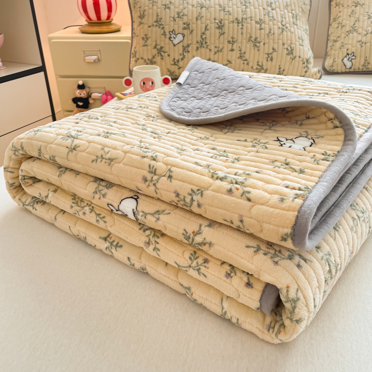 91家纺网 家纺一手货源 找家纺 贝扬思家纺 2025新款高克重牛奶绒豆豆被套床盖四件套-悦心系列 悦心-枝枝兔