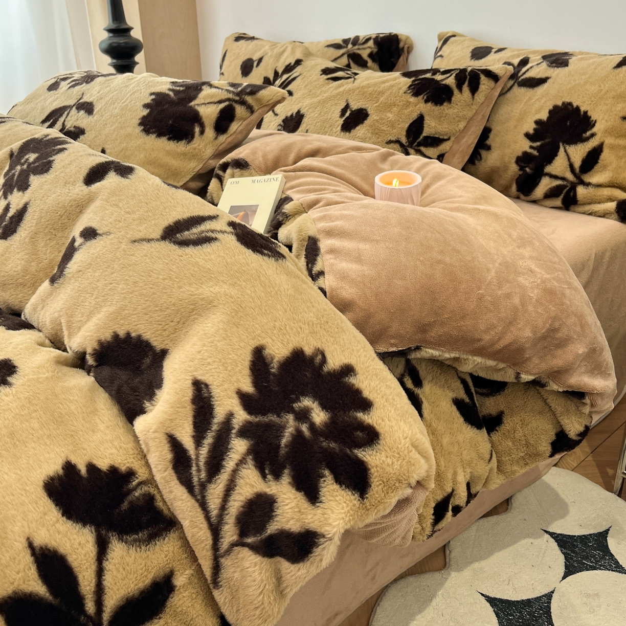 91家纺网 家纺一手货源 找家纺 金爱家 2025新款全消光牛奶绒A类赫本风纯色獭兔毛绒立体牛奶绒四件套 兔毛-花朵棕色