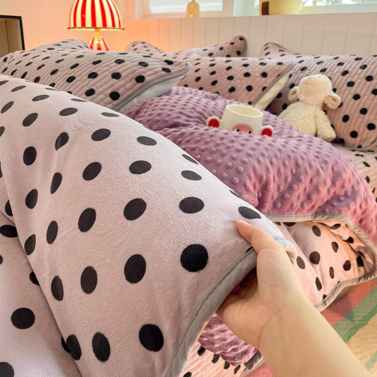 91家纺网 家纺一手货源 找家纺 贝扬思家纺 2025新款高克重牛奶绒豆豆被套床盖四件套-悦心系列 悦心-紫珍珠