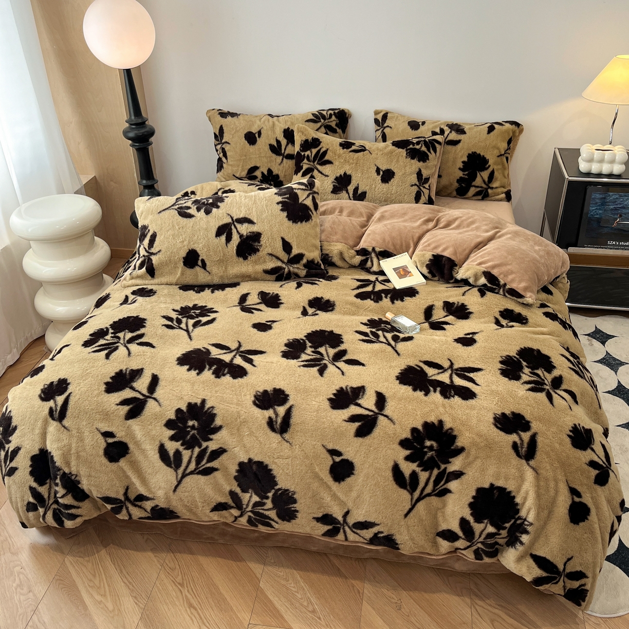 91家纺网 家纺一手货源 找家纺 金爱家 2025新款全消光牛奶绒A类赫本风纯色獭兔毛绒立体牛奶绒四件套 兔毛-花朵棕色