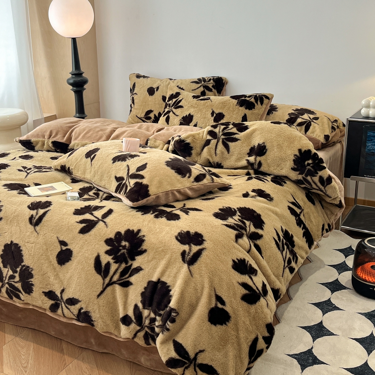 91家纺网 家纺一手货源 找家纺 金爱家 2025新款全消光牛奶绒A类赫本风纯色獭兔毛绒立体牛奶绒四件套 兔毛-花朵棕色