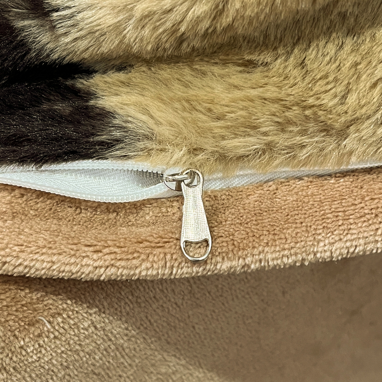 91家纺网 家纺一手货源 找家纺 金爱家 2025新款全消光牛奶绒A类赫本风纯色獭兔毛绒立体牛奶绒四件套 兔毛-花朵棕色