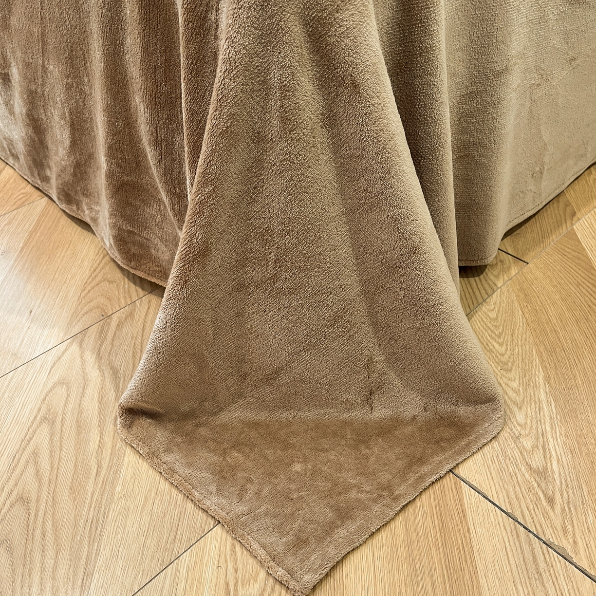 91家纺网 家纺一手货源 找家纺 金爱家 2025新款全消光牛奶绒A类赫本风纯色獭兔毛绒立体牛奶绒四件套 兔毛-花朵棕色