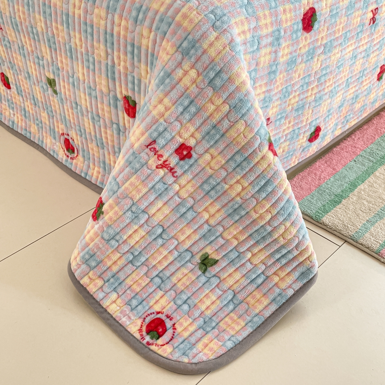 91家纺网 家纺一手货源 找家纺 贝扬思家纺 2025新款高克重牛奶绒豆豆被套床盖四件套-悦心系列 悦心-草莓软心