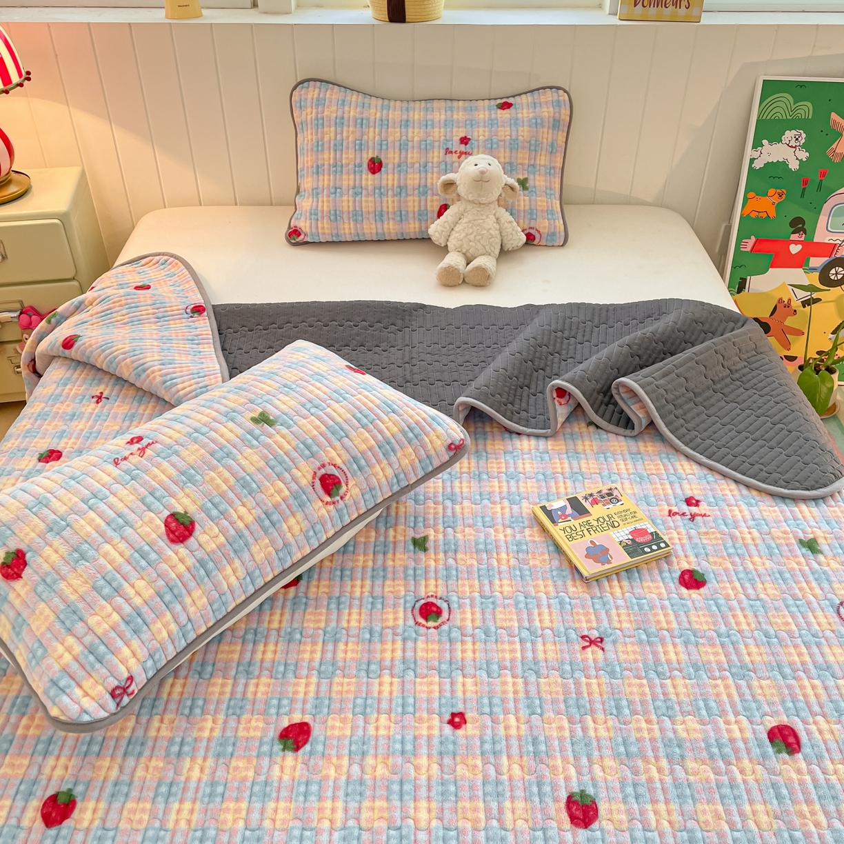 91家纺网 家纺一手货源 找家纺 贝扬思家纺 2025新款高克重牛奶绒豆豆被套床盖四件套-悦心系列 悦心-草莓软心