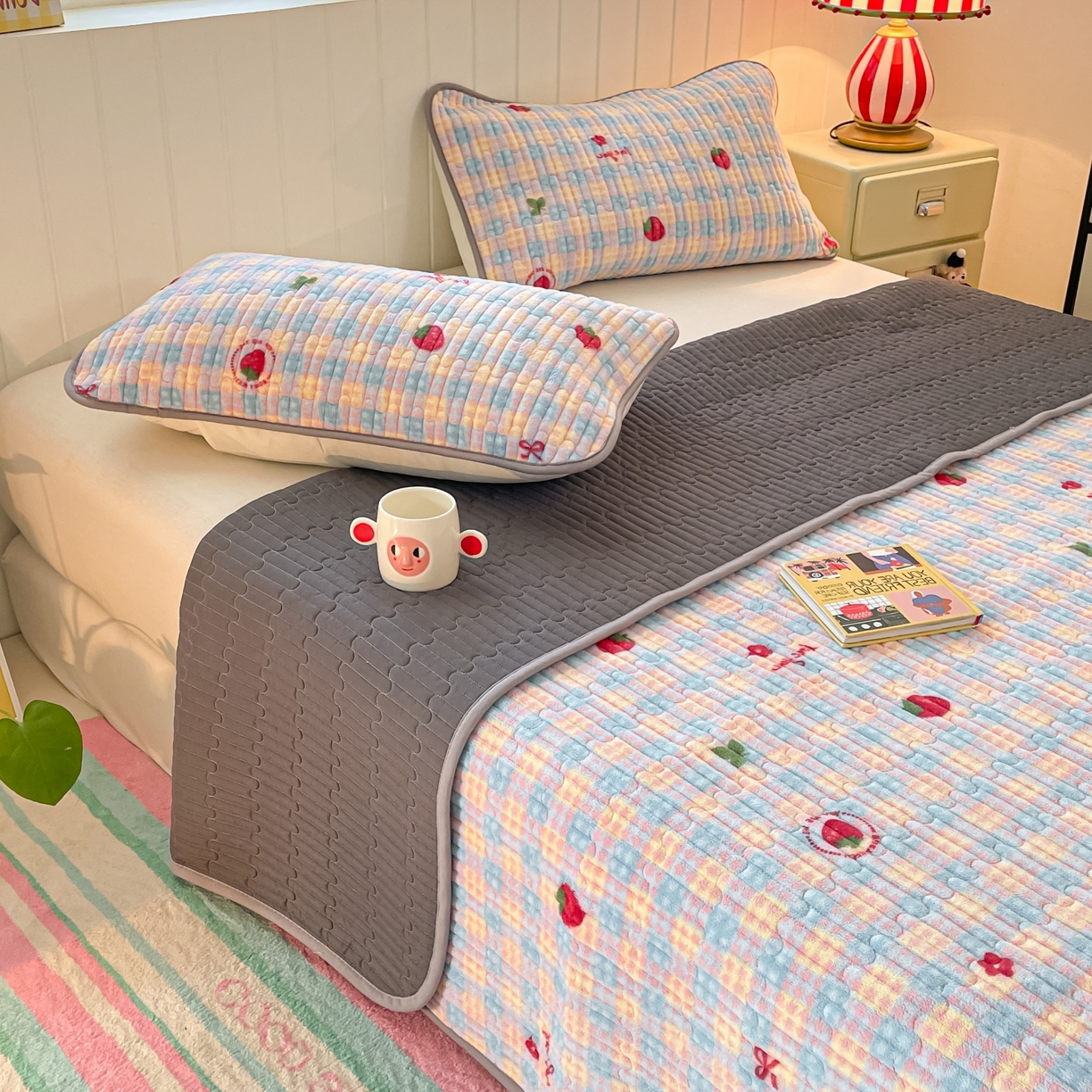 91家纺网 家纺一手货源 找家纺 贝扬思家纺 2025新款高克重牛奶绒豆豆被套床盖四件套-悦心系列 悦心-草莓软心