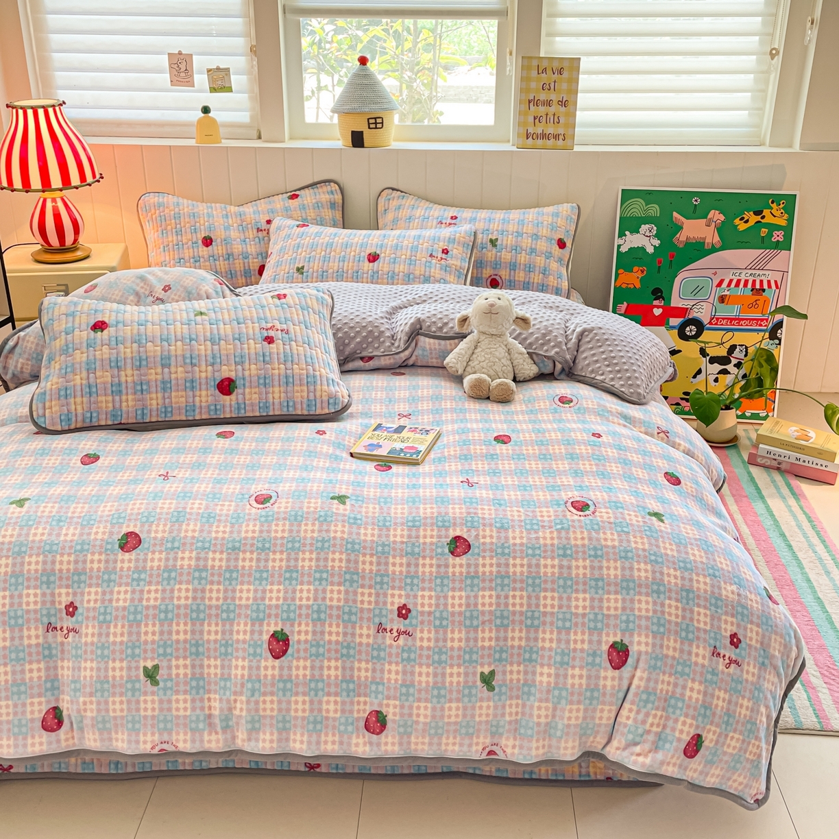 91家纺网 家纺一手货源 找家纺 贝扬思家纺 2025新款高克重牛奶绒豆豆被套床盖四件套-悦心系列 悦心-草莓软心