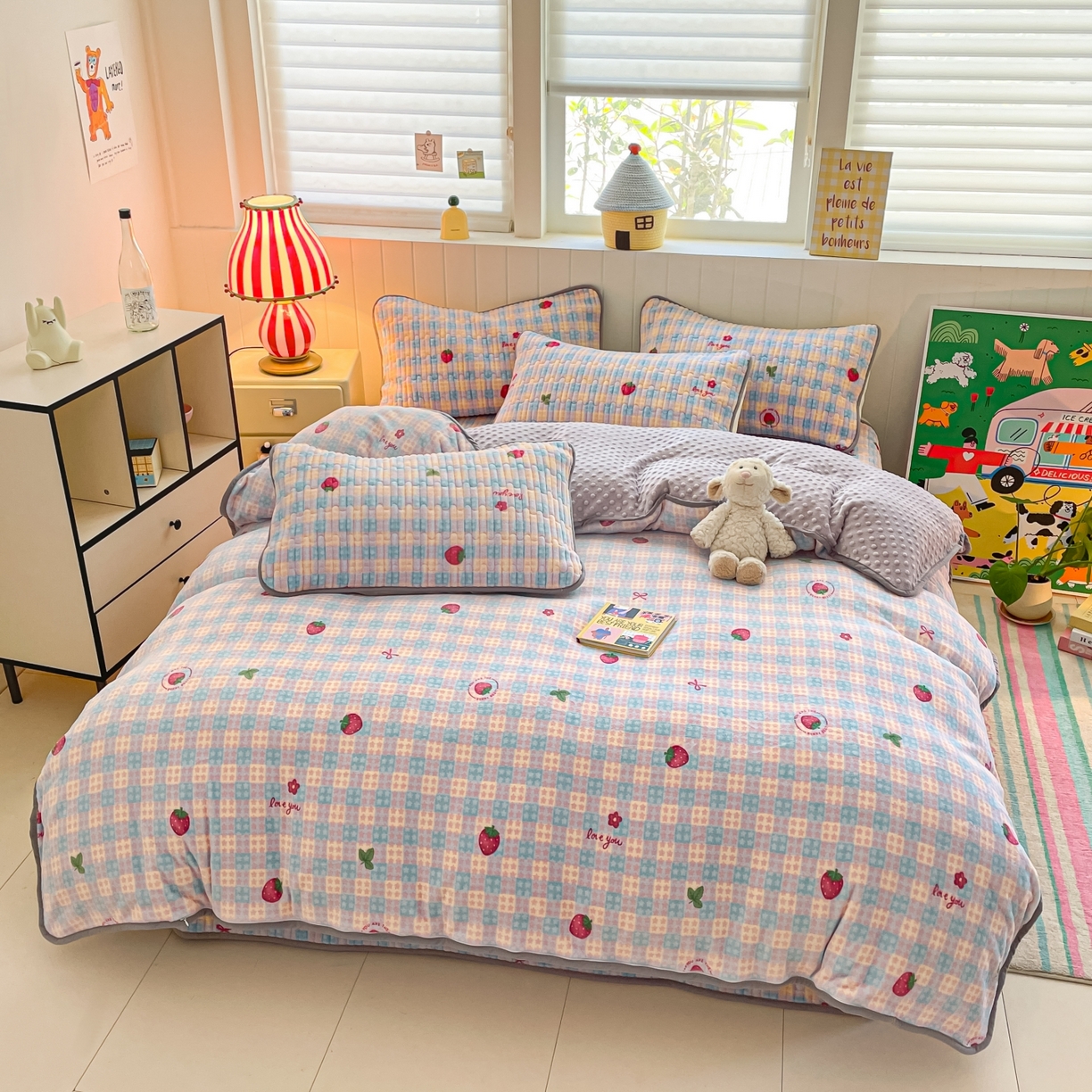 91家纺网 家纺一手货源 找家纺 贝扬思家纺 2025新款高克重牛奶绒豆豆被套床盖四件套-悦心系列 悦心-草莓软心