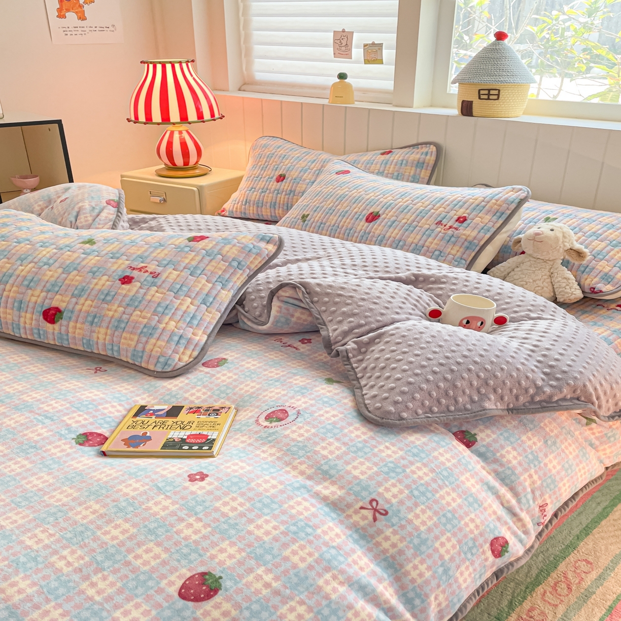 91家纺网 家纺一手货源 找家纺 贝扬思家纺 2025新款高克重牛奶绒豆豆被套床盖四件套-悦心系列 悦心-草莓软心