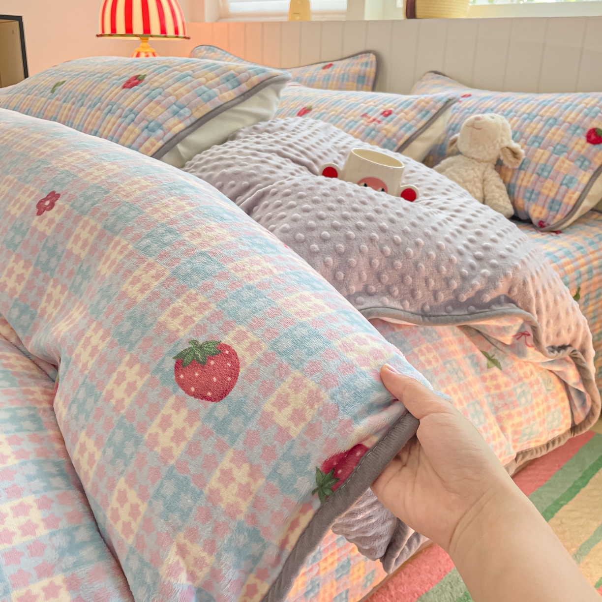 91家纺网 家纺一手货源 找家纺 贝扬思家纺 2025新款高克重牛奶绒豆豆被套床盖四件套-悦心系列 悦心-草莓软心