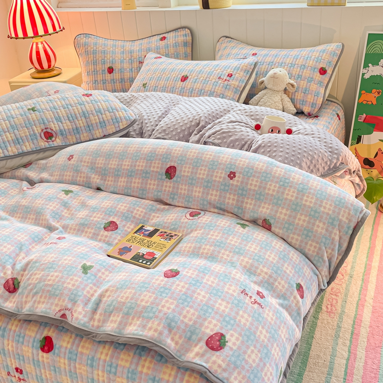 91家纺网 家纺一手货源 找家纺 贝扬思家纺 2025新款高克重牛奶绒豆豆被套床盖四件套-悦心系列 悦心-草莓软心