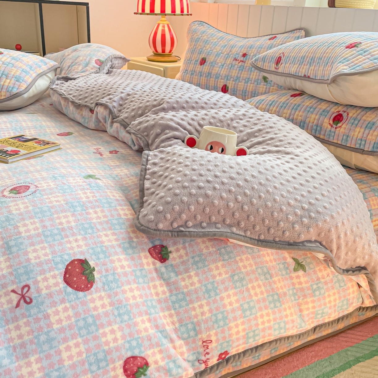 91家纺网 家纺一手货源 找家纺 贝扬思家纺 2025新款高克重牛奶绒豆豆被套床盖四件套-悦心系列 悦心-草莓软心
