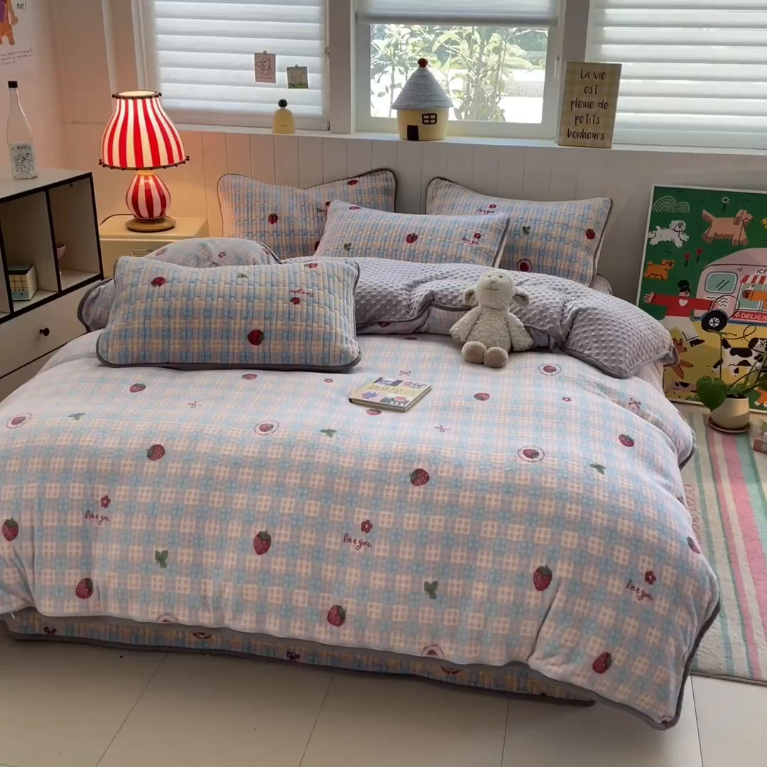 91家纺网 家纺一手货源 找家纺 贝扬思家纺 2025新款高克重牛奶绒豆豆被套床盖四件套-悦心系列 悦心-草莓软心