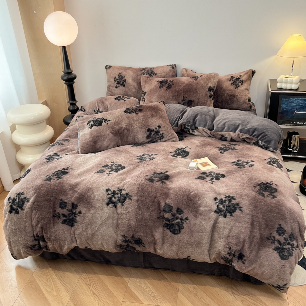 91家纺网 家纺一手货源 找家纺 金爱家 2025新款全消光牛奶绒A类赫本风纯色獭兔毛绒立体牛奶绒四件套 兔毛-花语灰色