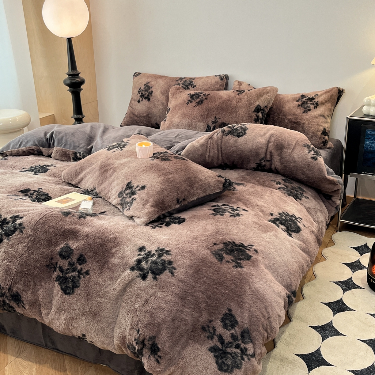 91家纺网 家纺一手货源 找家纺 金爱家 2025新款全消光牛奶绒A类赫本风纯色獭兔毛绒立体牛奶绒四件套 兔毛-花语灰色