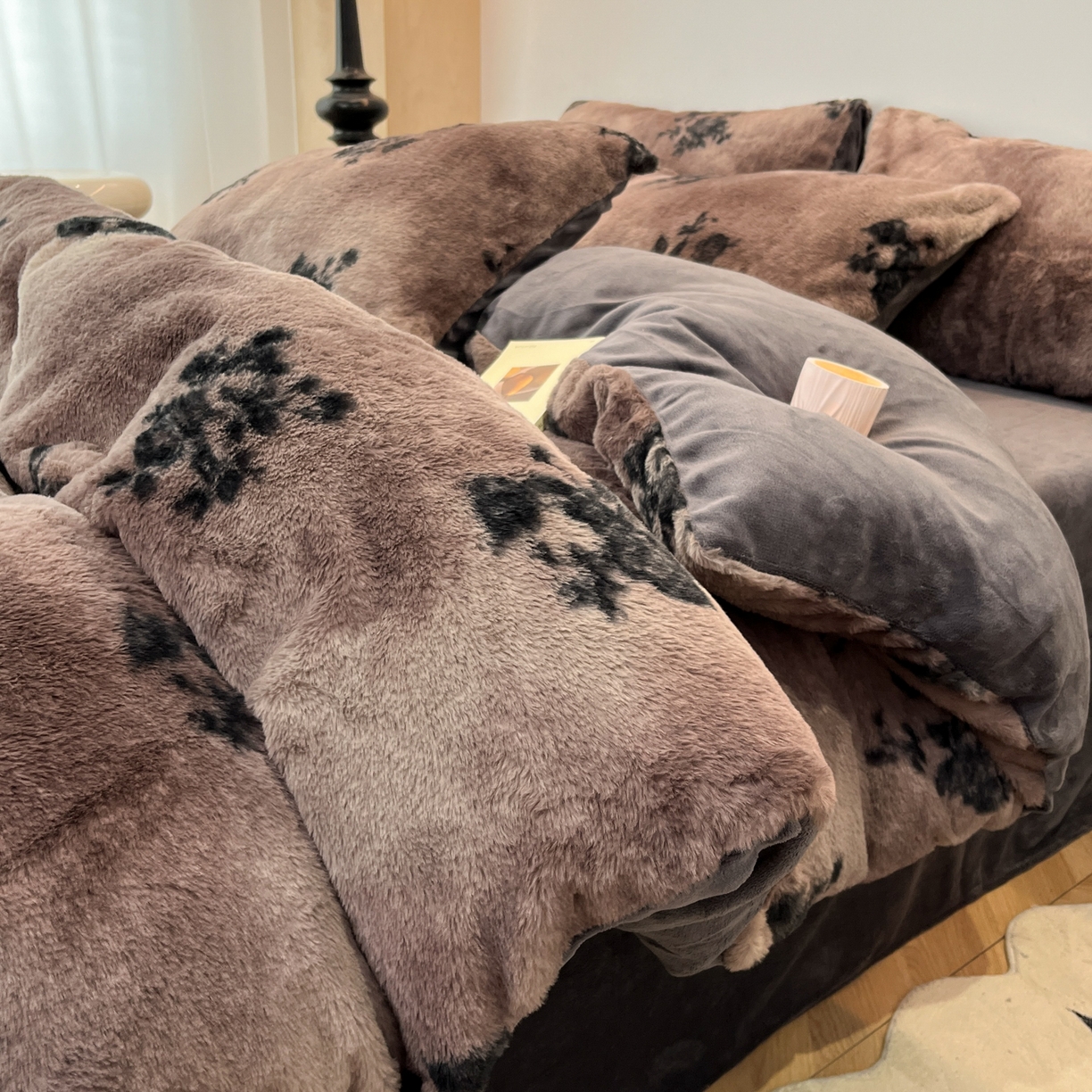 91家纺网 家纺一手货源 找家纺 金爱家 2025新款全消光牛奶绒A类赫本风纯色獭兔毛绒立体牛奶绒四件套 兔毛-花语灰色