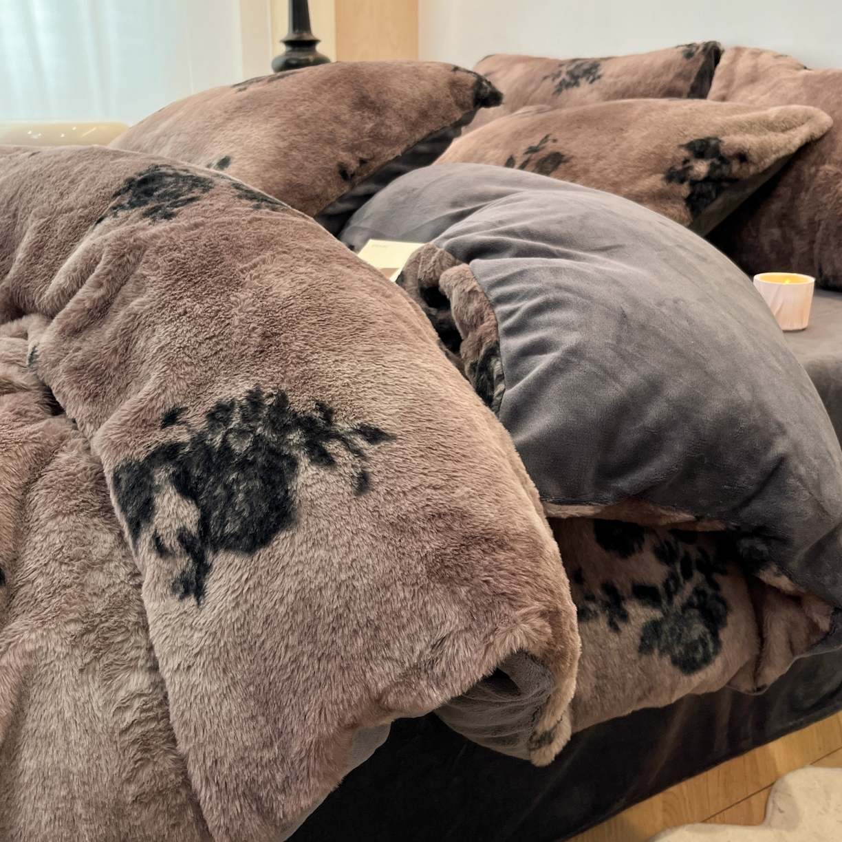 91家纺网 家纺一手货源 找家纺 金爱家 2025新款全消光牛奶绒A类赫本风纯色獭兔毛绒立体牛奶绒四件套 兔毛-花语灰色