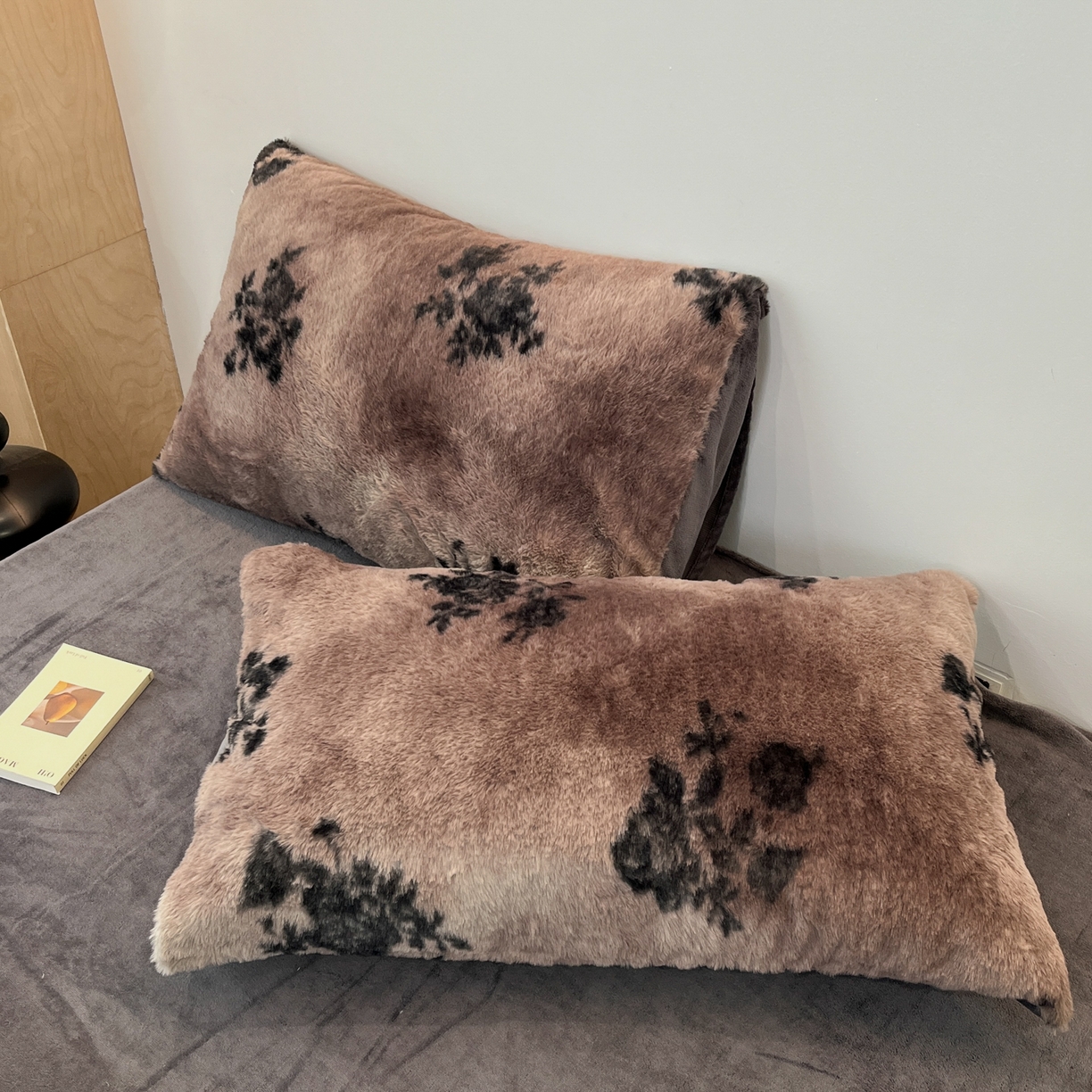 91家纺网 家纺一手货源 找家纺 金爱家 2025新款全消光牛奶绒A类赫本风纯色獭兔毛绒立体牛奶绒四件套 兔毛-花语灰色