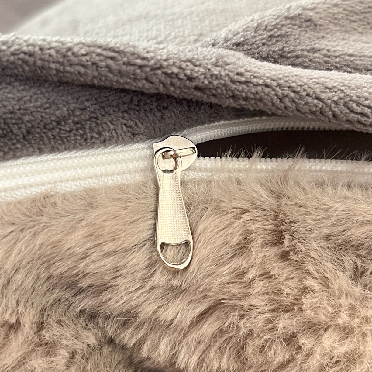 91家纺网 家纺一手货源 找家纺 金爱家 2025新款全消光牛奶绒A类赫本风纯色獭兔毛绒立体牛奶绒四件套 兔毛-花语灰色