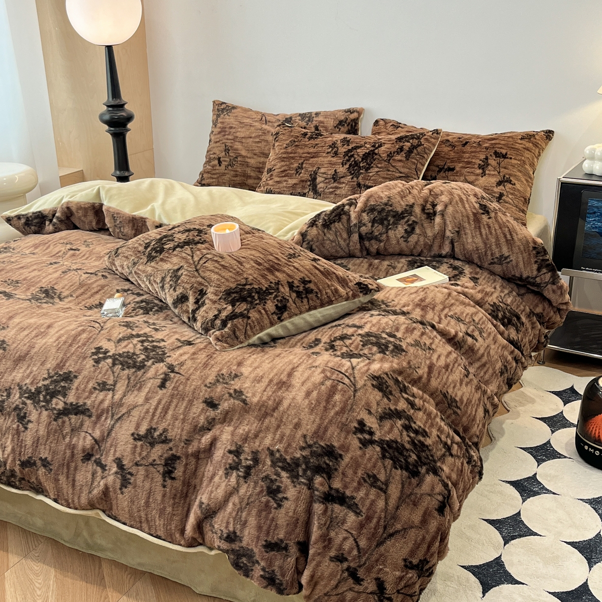 91家纺网 家纺一手货源 找家纺 金爱家 2025新款全消光牛奶绒A类赫本风纯色獭兔毛绒立体牛奶绒四件套 兔毛-树枝棕色