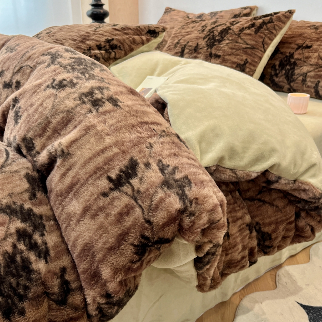 91家纺网 家纺一手货源 找家纺 金爱家 2025新款全消光牛奶绒A类赫本风纯色獭兔毛绒立体牛奶绒四件套 兔毛-树枝棕色