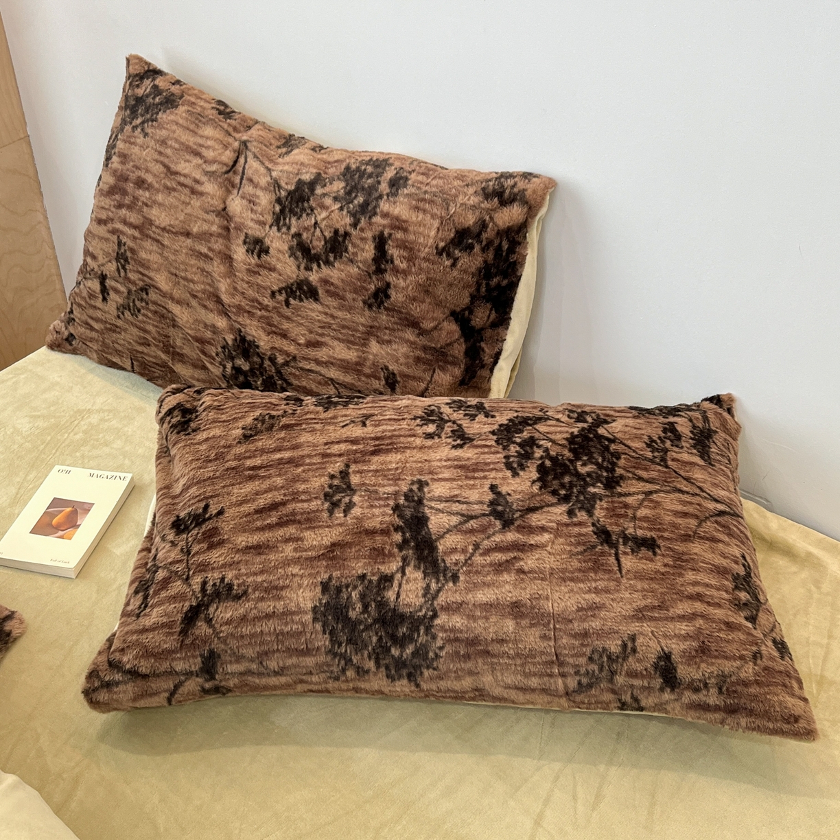 91家纺网 家纺一手货源 找家纺 金爱家 2025新款全消光牛奶绒A类赫本风纯色獭兔毛绒立体牛奶绒四件套 兔毛-树枝棕色